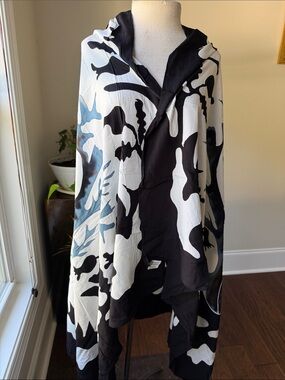 Hooded Abstract Print Wrap Scarf in Black and White